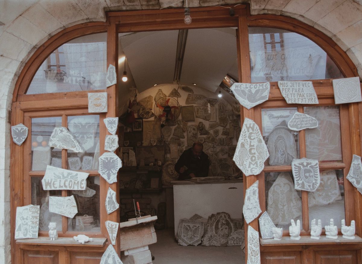 Interiér ateliéru s rámami na stene